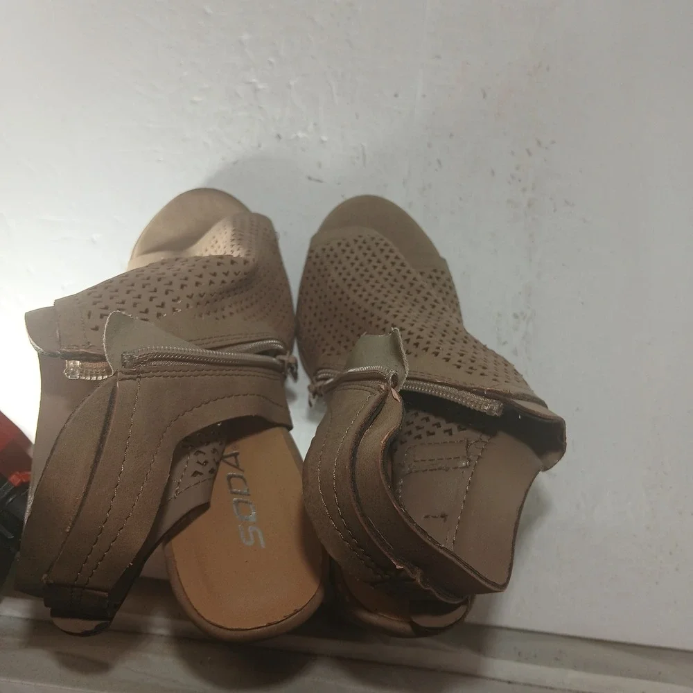 Soda Block Heel Sandals 8.5 Tan Perforated Peep Toe Zip Ankle Strap Boho Casual